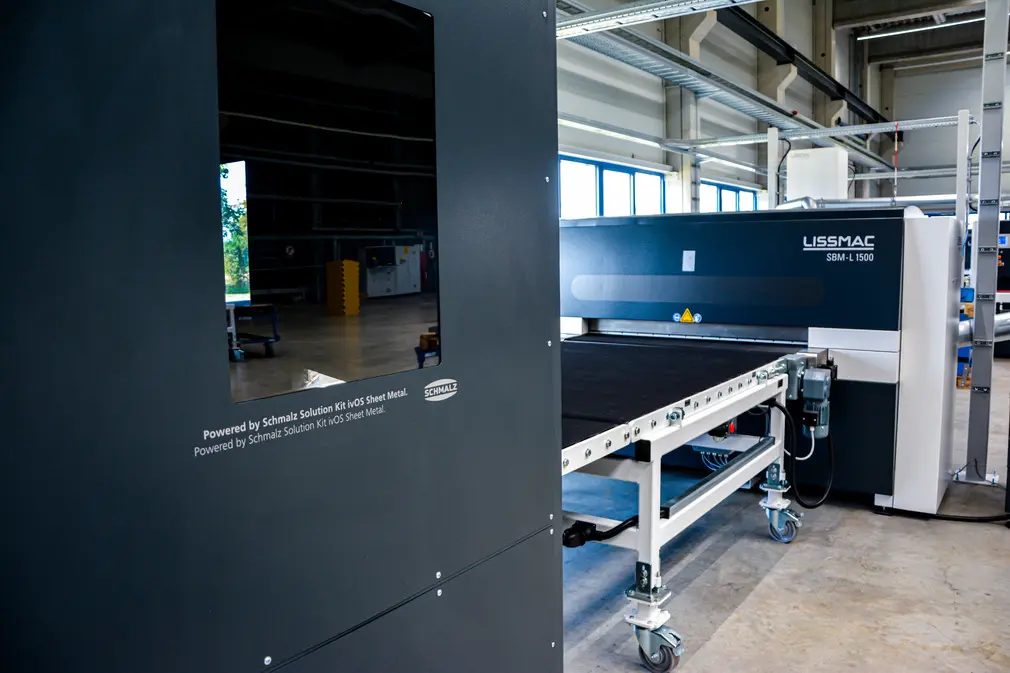 La cellule robotisée charge la machine à ébavurer de LISSMAC de manière entièrement automatique